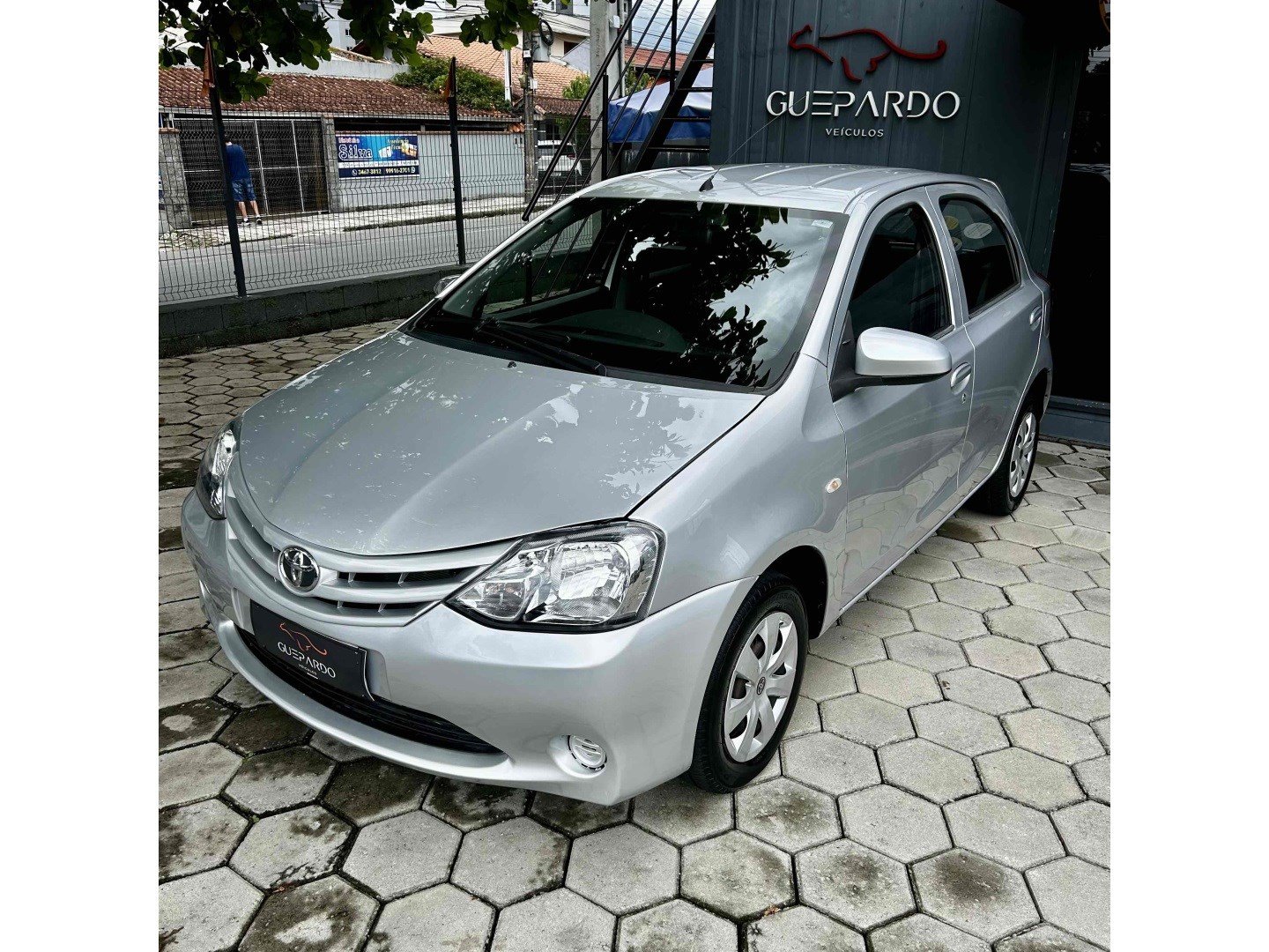 Toyota Etios X Sedan 1.5 Flex 16V 4p Mec. na cor Prata em Joinville / SC - 882684