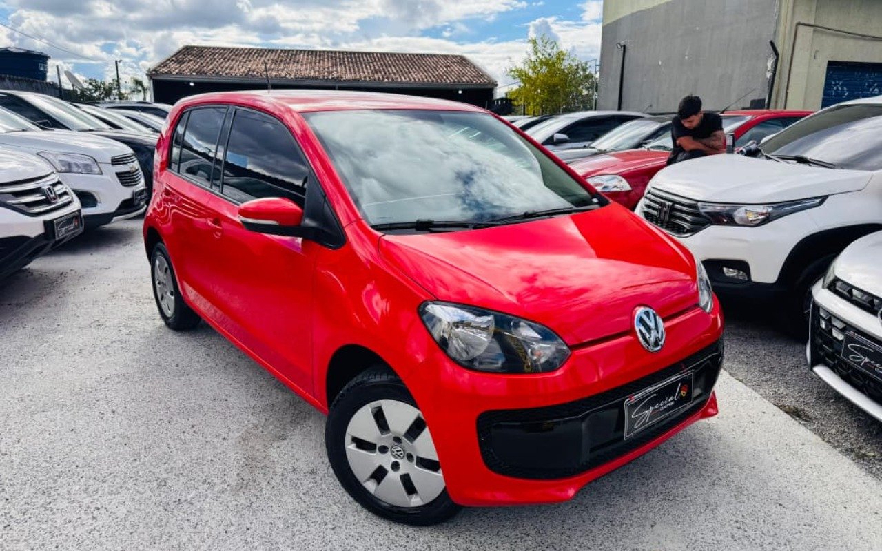 Volkswagen Up! move 1.0 Total Flex 12V 5p na cor Vermelho em Pinhais / PR - 883222