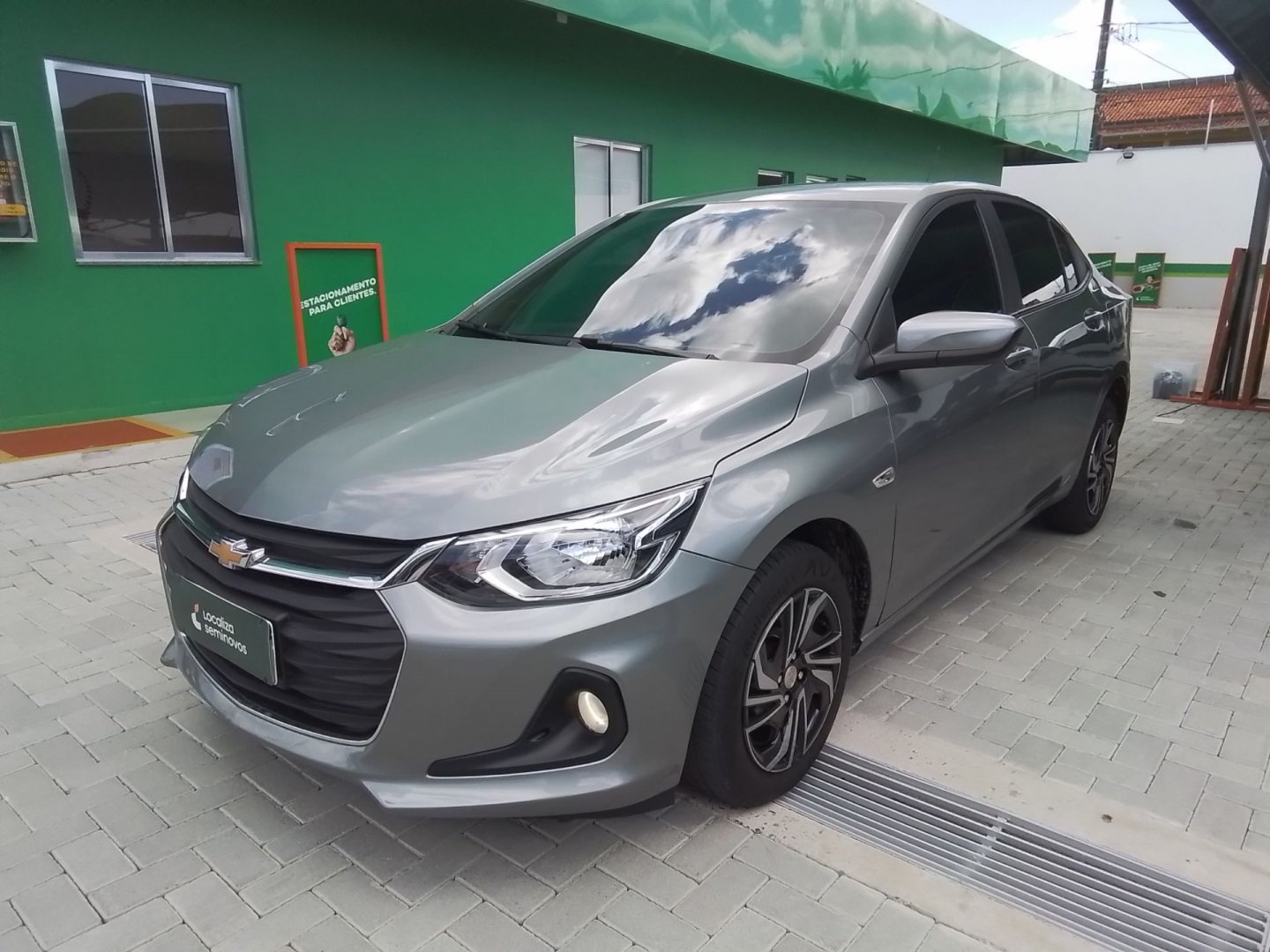 Chevrolet Onix HATCH LT 1.0 8V FlexPower 5p Mec. na cor Prata em Itajaí / SC - 883239