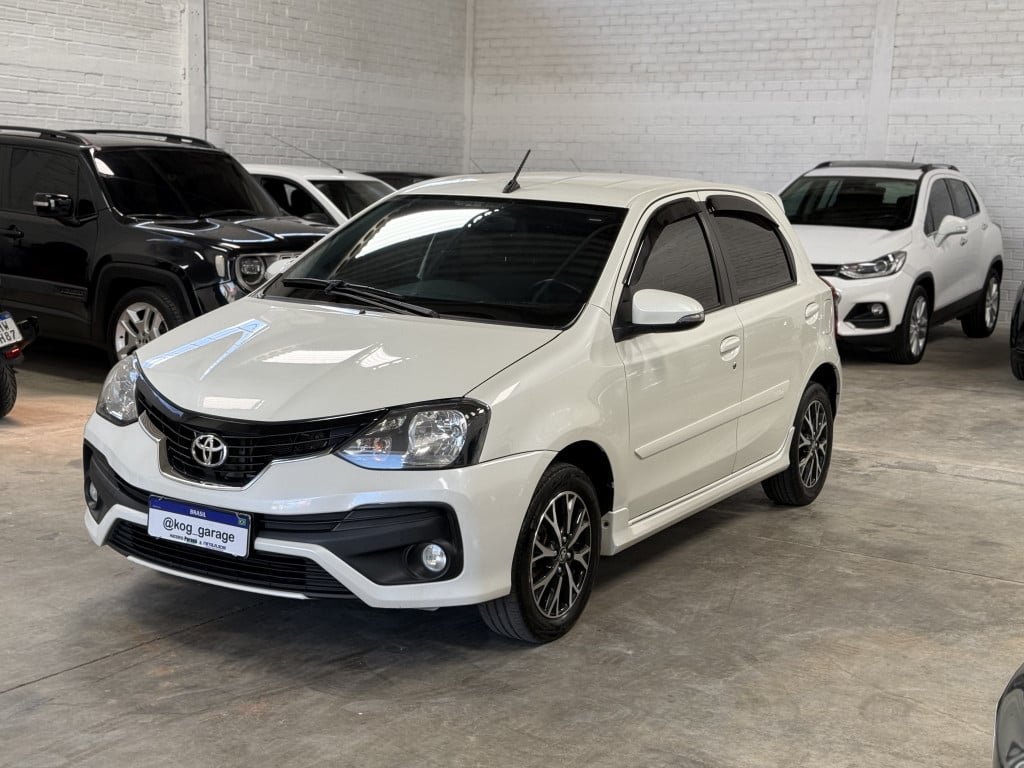 Toyota Etios PLATINUM 1.5 Flex 16V 4p Aut. na cor Branco em Curitiba / PR - 886679