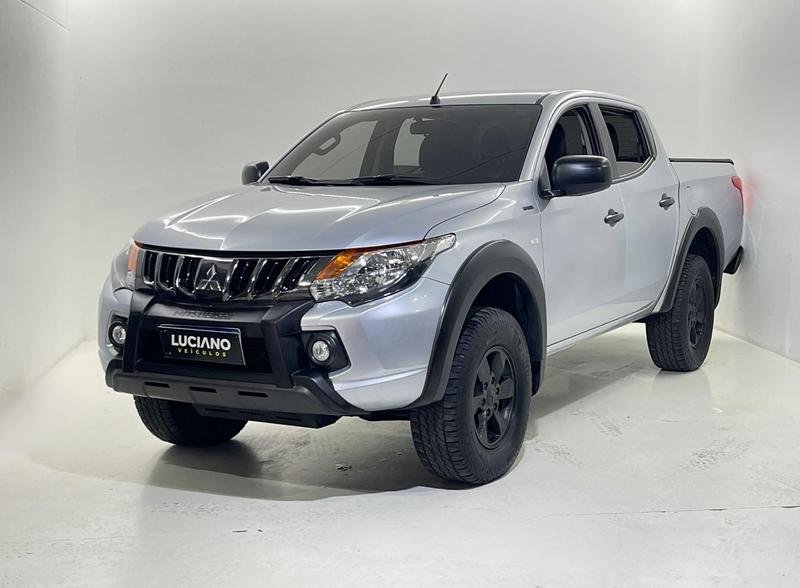 Mitsubishi Triton GLS 2.4 CD 4x4 TB Diesel Aut. na cor Prata em Ponta Grossa / PR - 887568