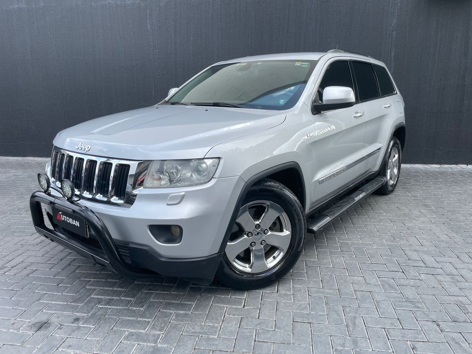 Jeep Grand Cherokee Laredo 3.6 4x4 V6 Aut. na cor Prata em Curitiba / PR - 891817