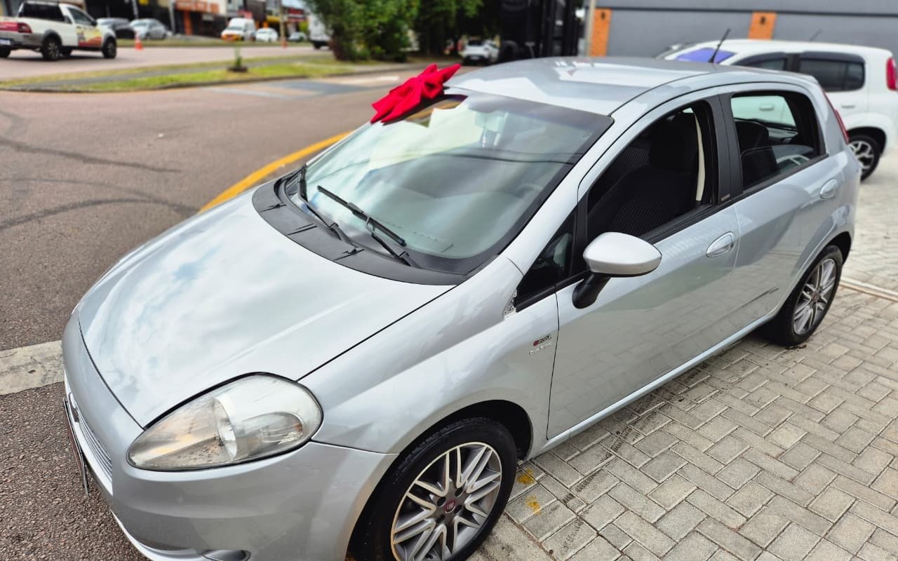 Fiat Punto ESSENCE Dualogic 1.8 Flex 16V 5p na cor Prata em Curitiba / PR - 891842