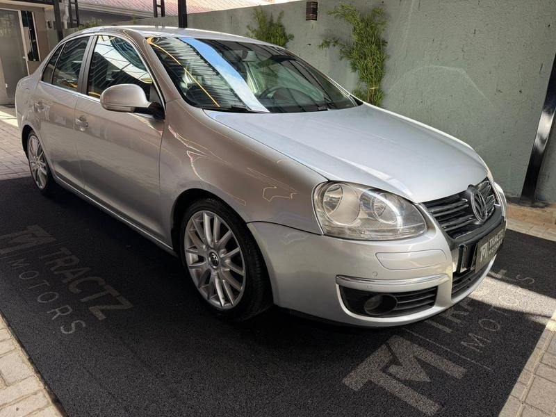 Volkswagen Jetta 2.5 20V 150/170cv Tiptronic na cor Prata em Curitiba / PR - 895655
