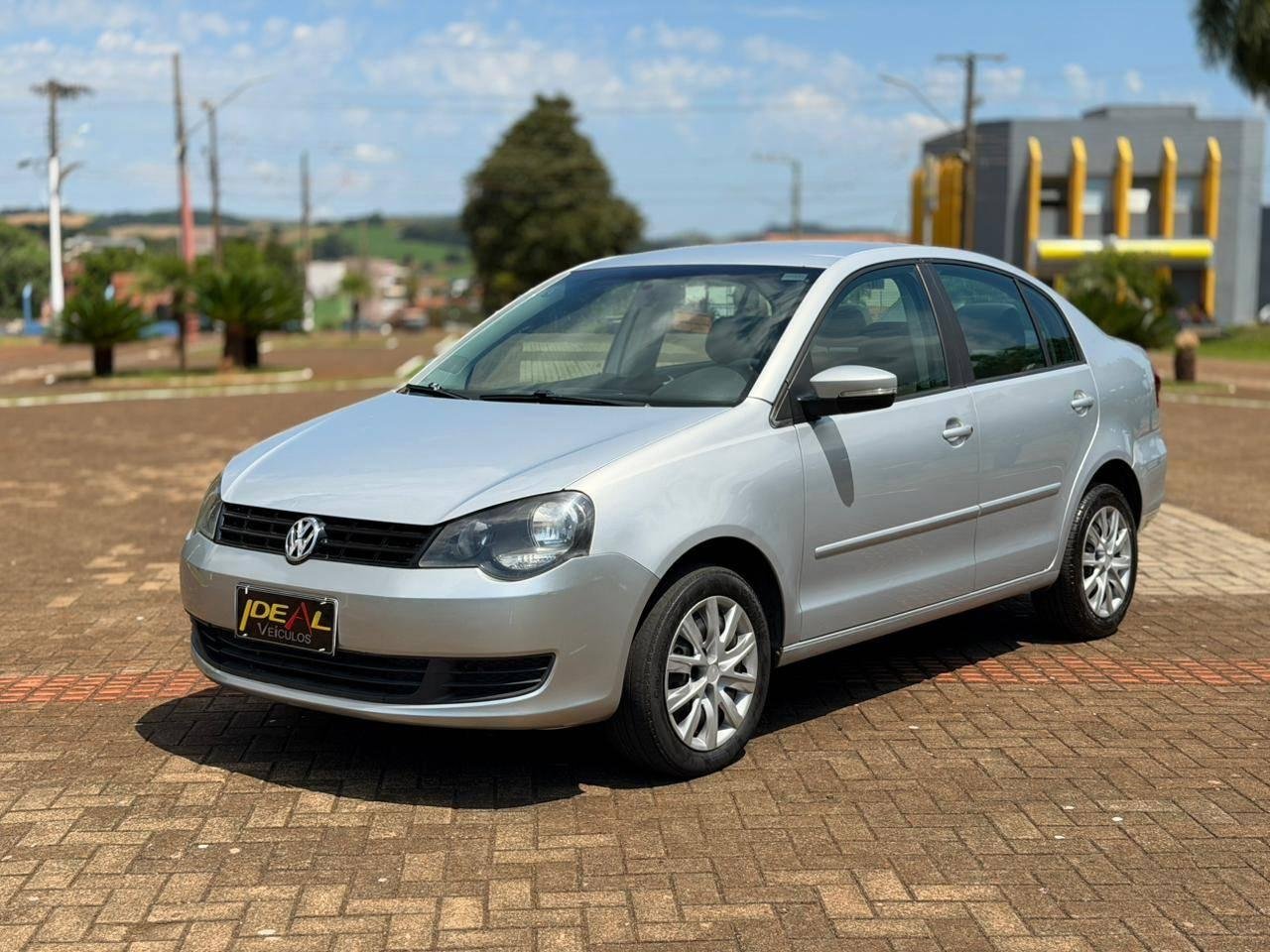 Volkswagen Polo Sedan 1.6 Mi 101cv 8V 4p na cor Prata em Xanxerê / SC - 896627