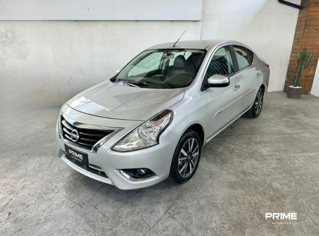 Nissan VERSA SL 1.6 16V FlexStart 4p Mec. na cor Prata em São José / SC - 896959