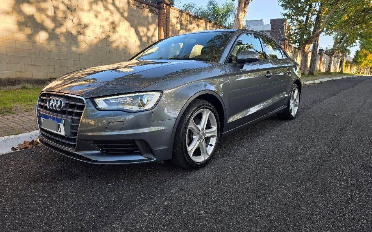 Audi A3 Sedan 1.4/ Attra. 16V TB FSI S-tronic na cor Cinza em Pinhais / PR - 897556