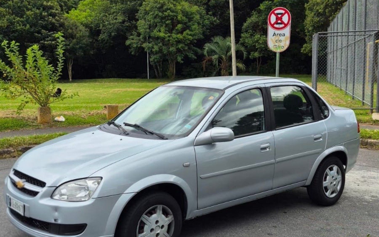 Chevrolet Classic Life/LS 1.0 VHC FlexP. 4p na cor Prata em Curitiba / PR - 898412