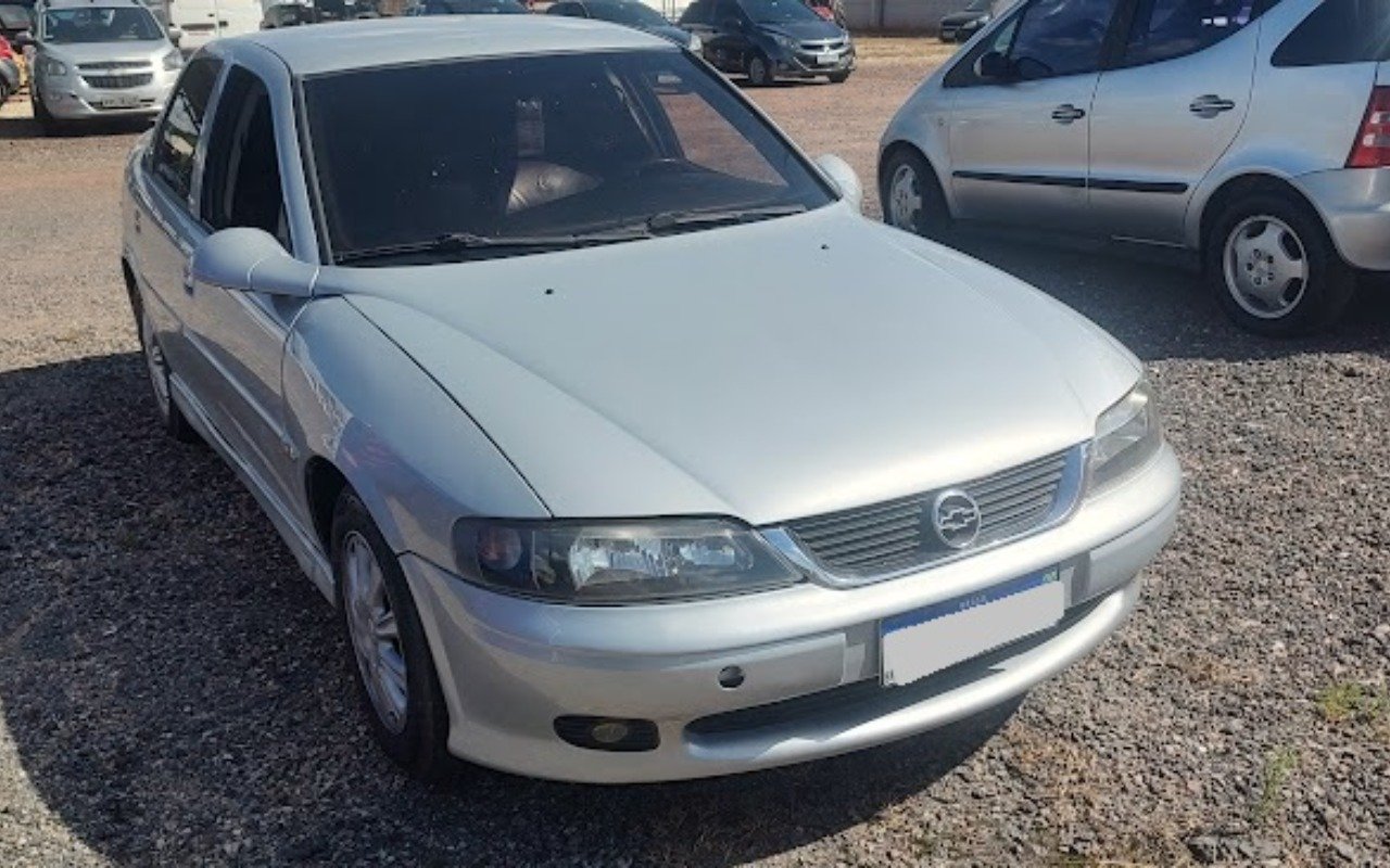 Chevrolet Vectra CD 2.2 16V / 2.0 16V Mec./Aut. na cor Prata em Campo Largo / PR - 899097