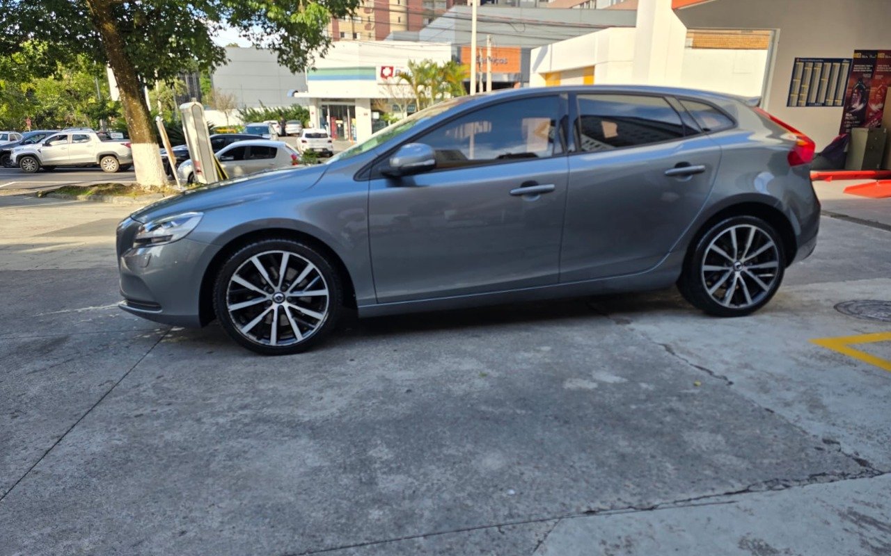 Volvo V40 T-4 MOMENTUM 2.0 Aut. na cor Cinza em Curitiba / PR - 900542