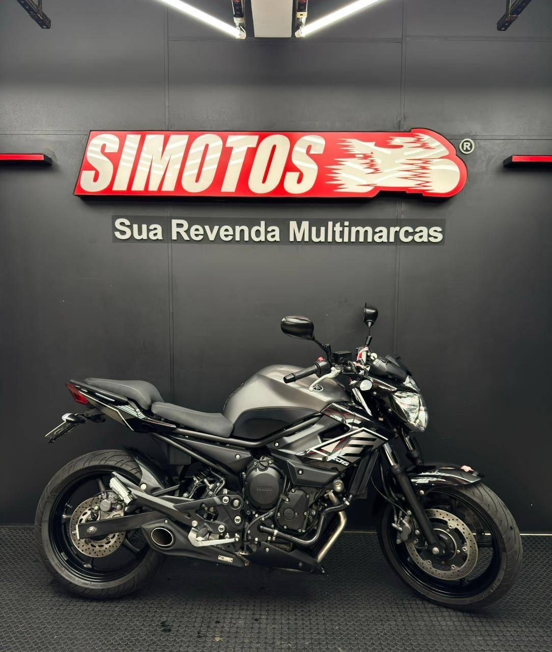 YAMAHA XJ6 N/ABS  na cor Cinza em Florianópolis / SC - 901561