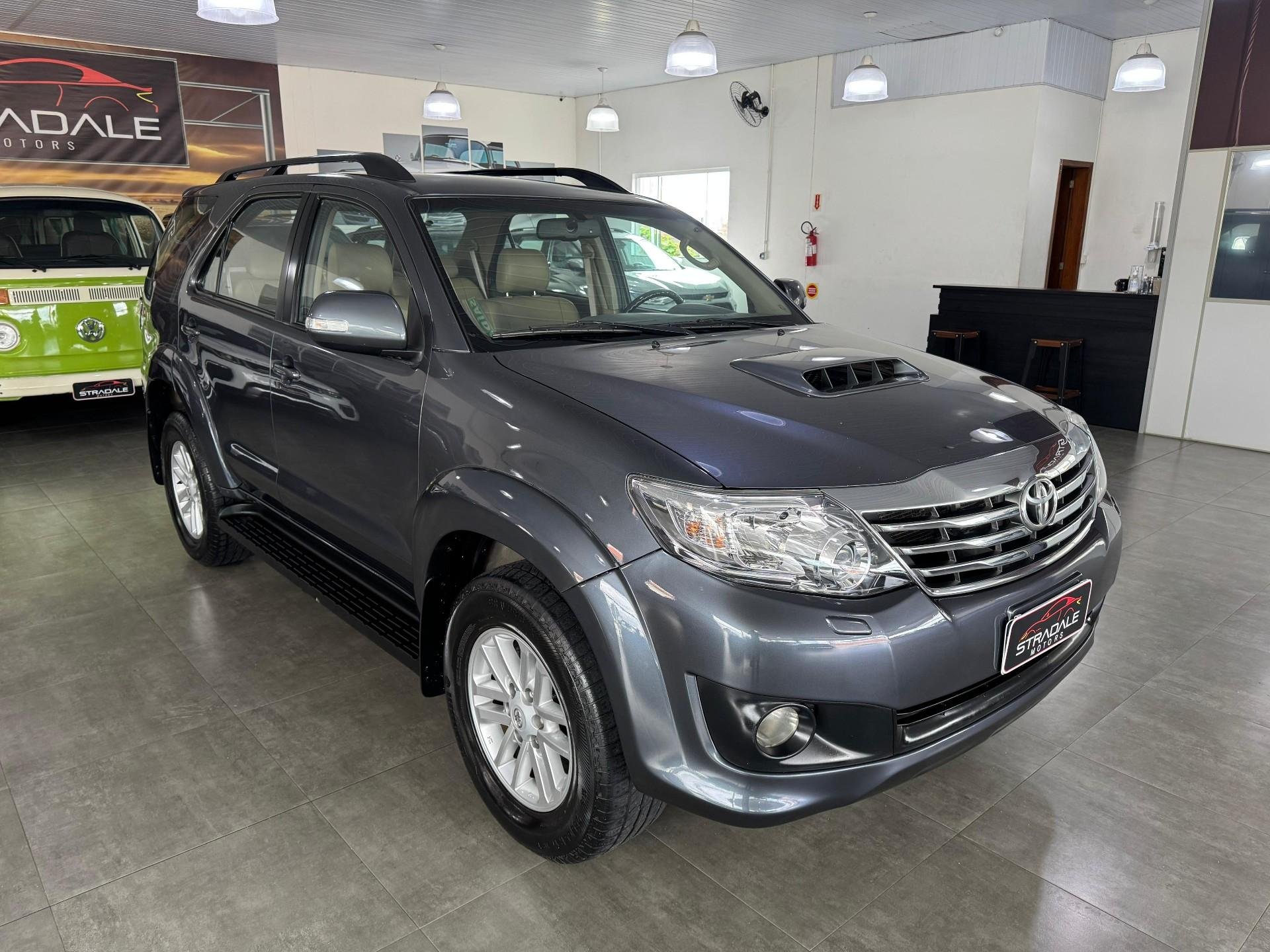 Toyota Hilux SW4 SRV D4-D 4x4 3.0 TDI Dies. Aut na cor Cinza em Gaspar / SC - 902657