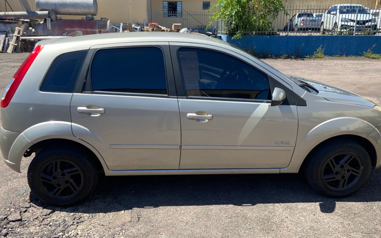Ford Fiesta 1.0 8V Flex/Class 1.0 8V Flex 5p na cor Prata em São José dos Pinhais / PR - 905815