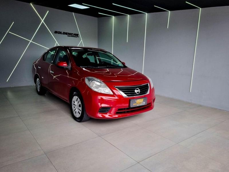 Nissan VERSA SV 1.6 16V FlexStart 4p Mec. na cor Vermelho em São José dos Pinhais / PR - 906139