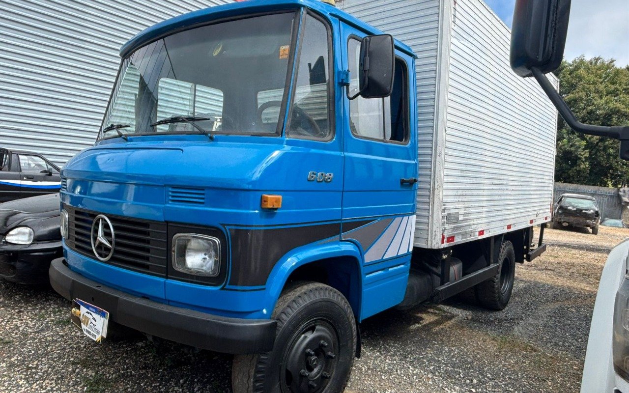 Mercedes-Benz 608 2p (diesel) na cor Azul em Campo Largo / PR - 908337