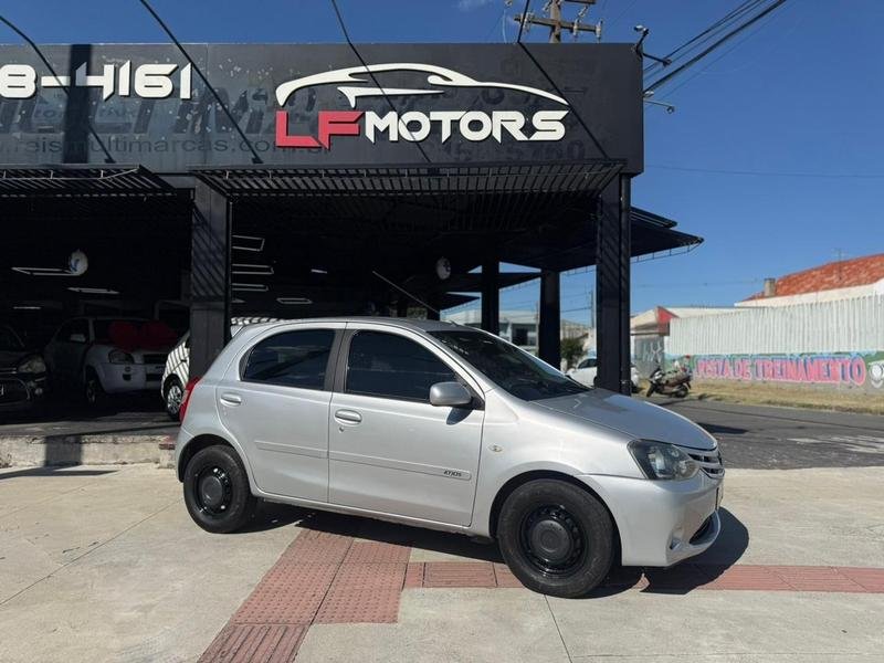 Toyota Etios XS 1.3 Flex 16V 5p Mec. na cor Prata em Curitiba / PR - 911916