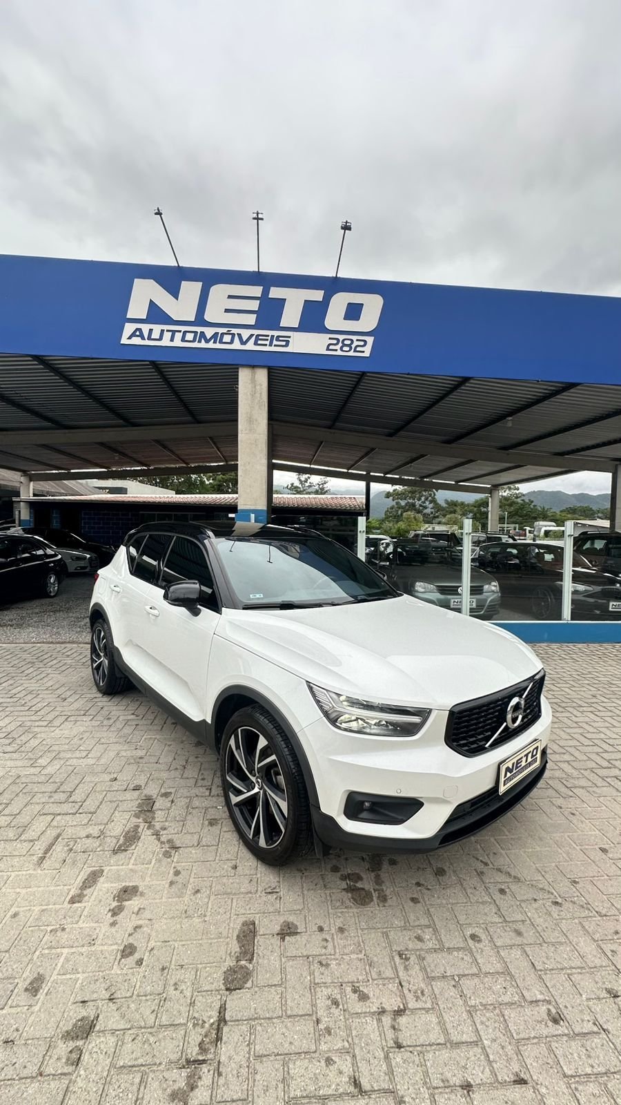 Volvo XC40 T-5 R-DESIGN FIR. ED 2.0 252cv AWD na cor Branco em Santo Amaro da Imperatriz / SC - 913336