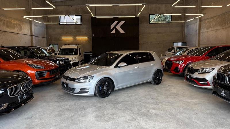 Volkswagen Golf Comfortline 1.6 MSI Total Flex Mec. na cor Prata em Curitiba / PR - 913803
