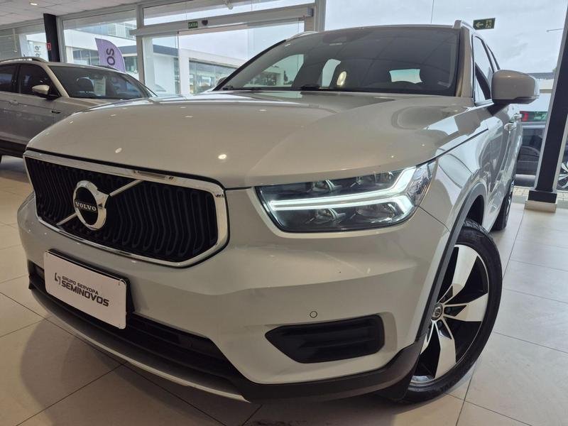 Volvo XC40 T-4 MOMENTUM 2.0 190cv FWD na cor Prata em Curitiba / PR - 913846