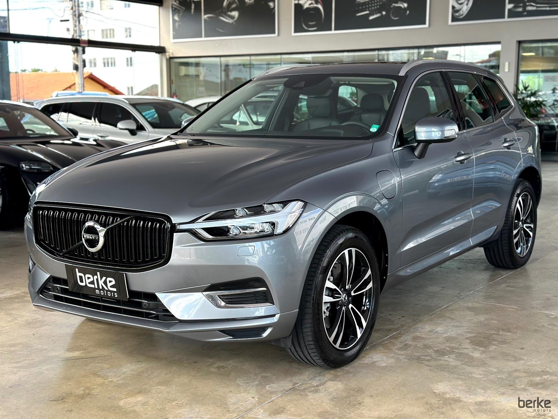 Volvo XC60 T-8 MOMENTUM 2.0 (Híbrido) na cor Cinza em Florianópolis / SC - 914690