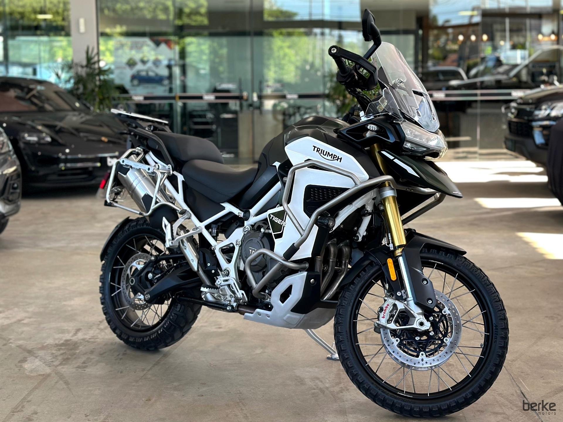 TRIUMPH TIGER 1200 RALLY EXPLORER  na cor Verde em Florianópolis / SC - 914692