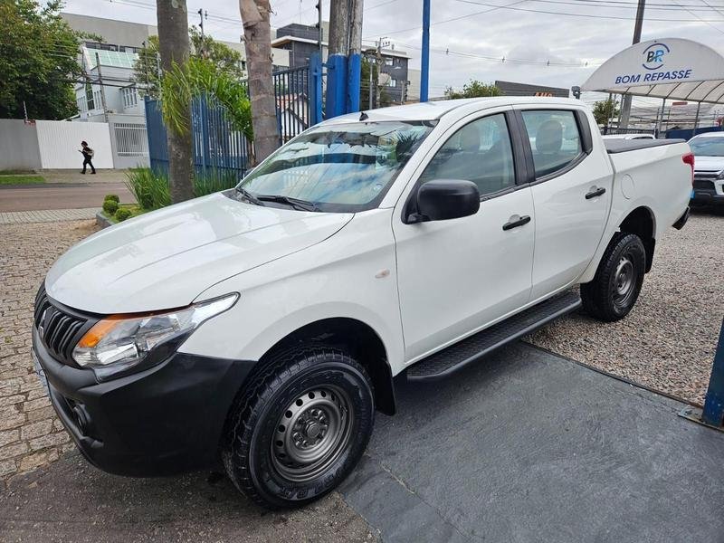 Mitsubishi Triton GLS 2.4 CD 4x4 TB Diesel Aut. na cor Branco em Curitiba / PR - 916085