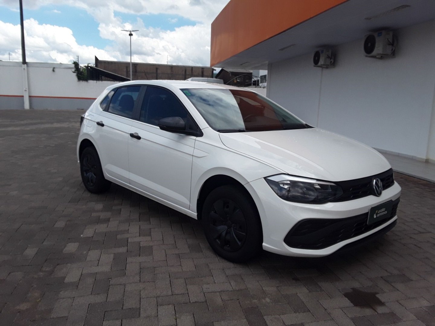 Volkswagen Polo Track Rock in Rio 1.0 Flex 12V 5p na cor Branco em Londrina / PR - 917995