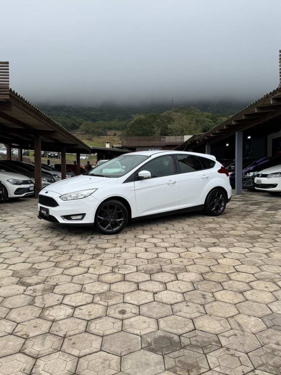 Ford Focus 1.6 S/SE/SE Plus Flex 8V/16V 5p na cor Branco no Osório / RS - 918442
