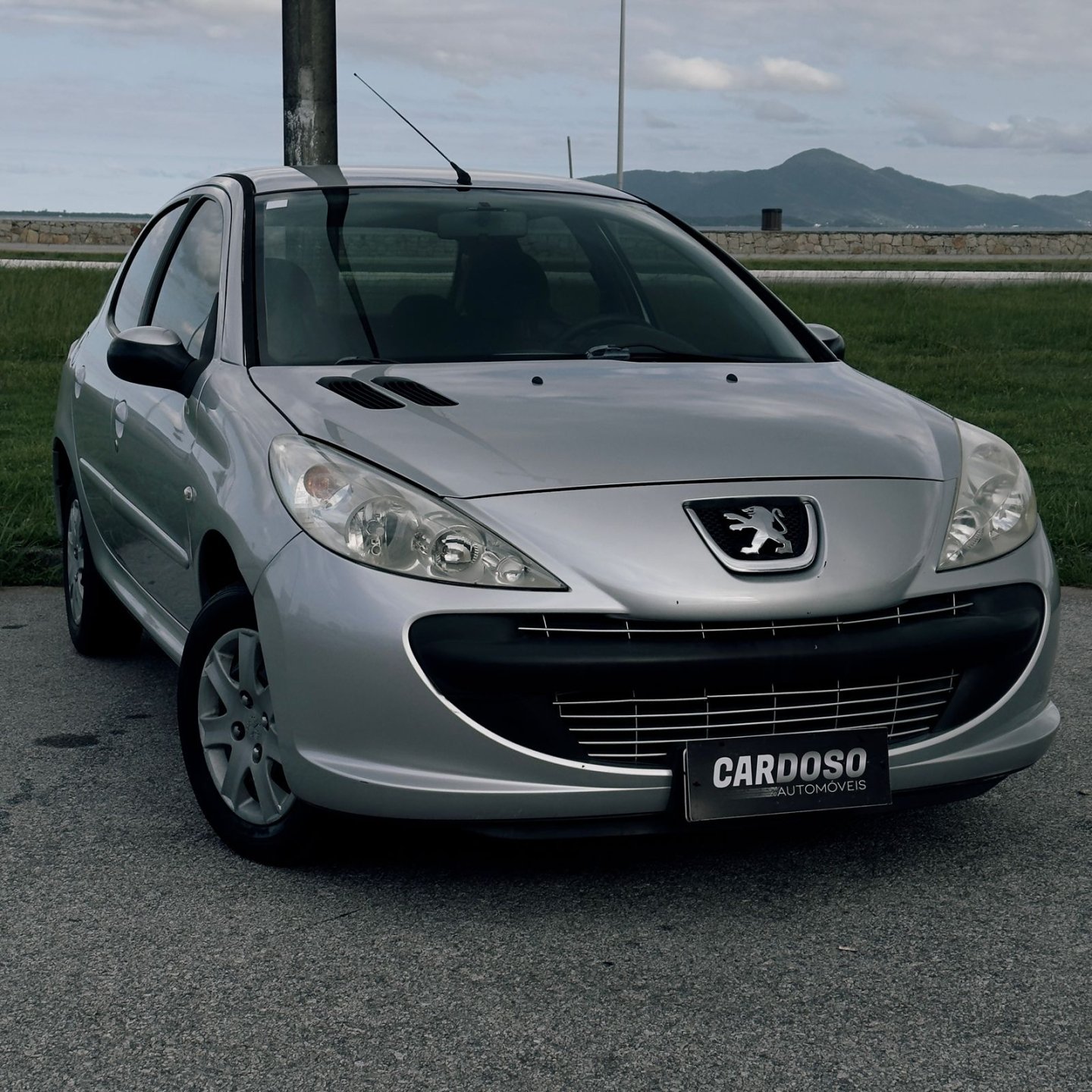 Peugeot 207 XR 1.4 Flex 8V 3p na cor Prata em Florianópolis / SC - 919821