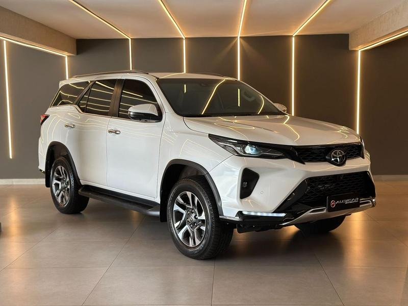 Toyota Hilux SW4 SRX Plat. 4x4 2.8 TB Die. Aut. na cor Branco em Campo Largo / PR - 920105