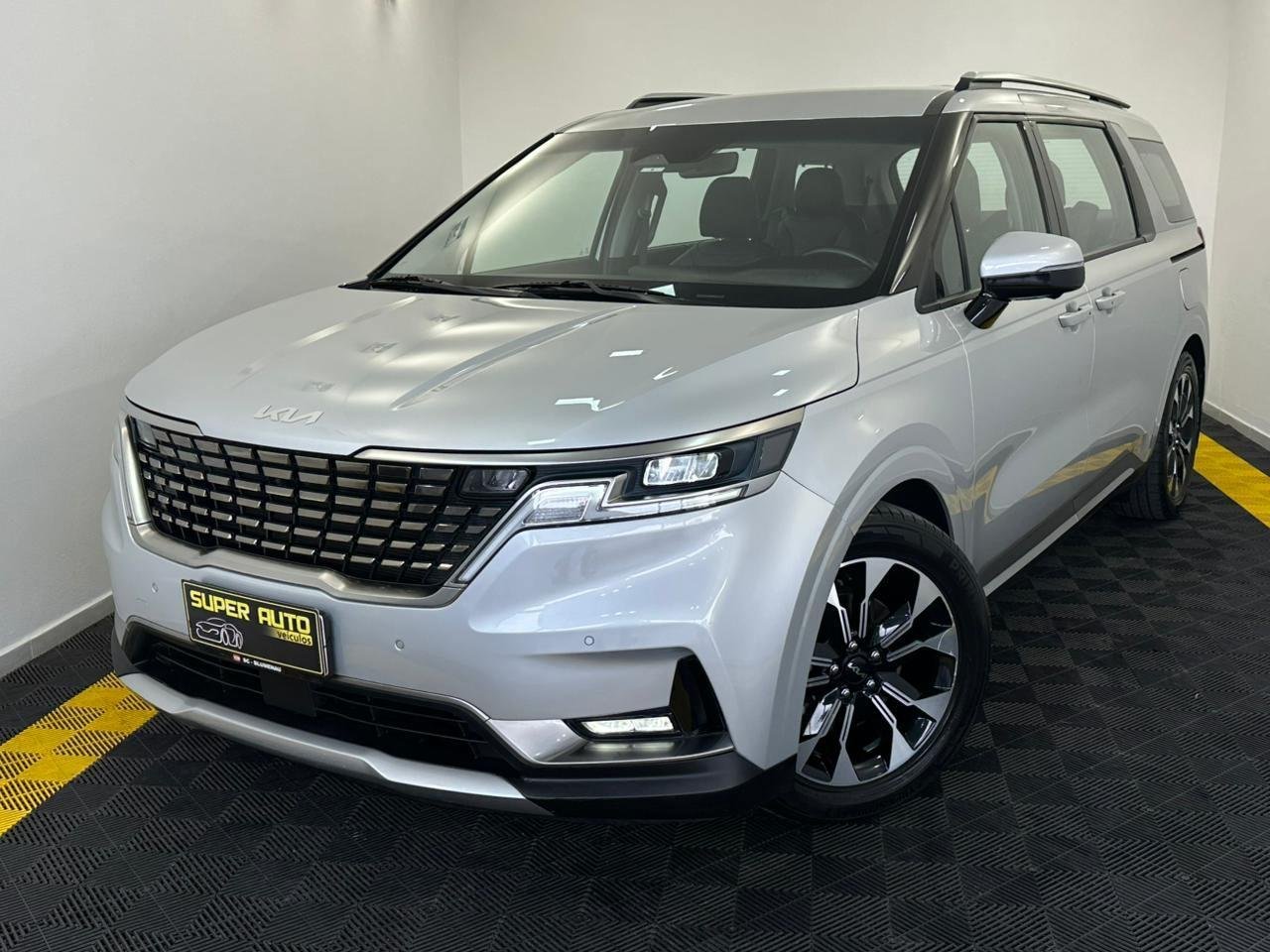 Kia Carnival EX 3.5 V6 24V 276/272cv Aut. na cor Prata em Blumenau / SC - 921248