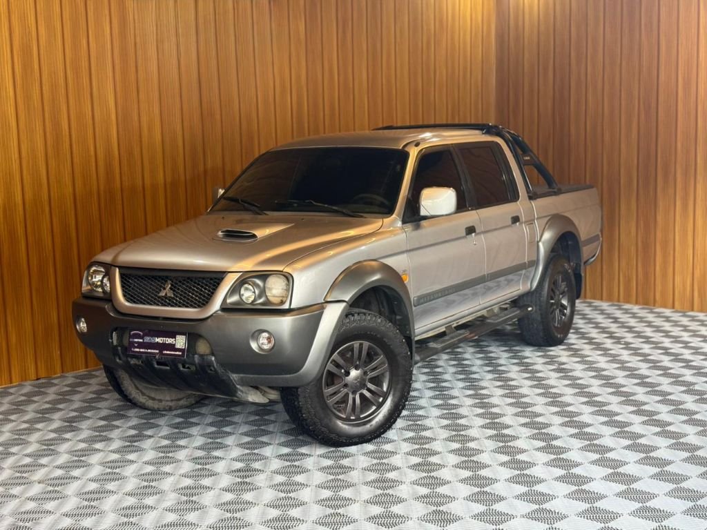 Mitsubishi L200 2.5 4x2 CD Turbo Diesel na cor Prata em Joinville / SC - 922276