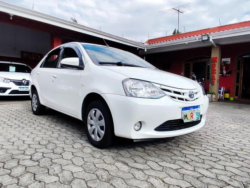 Toyota Etios XS Sedan1.5 Flex 16V 4p Mec. na cor Branco em Curitiba / PR - 924637