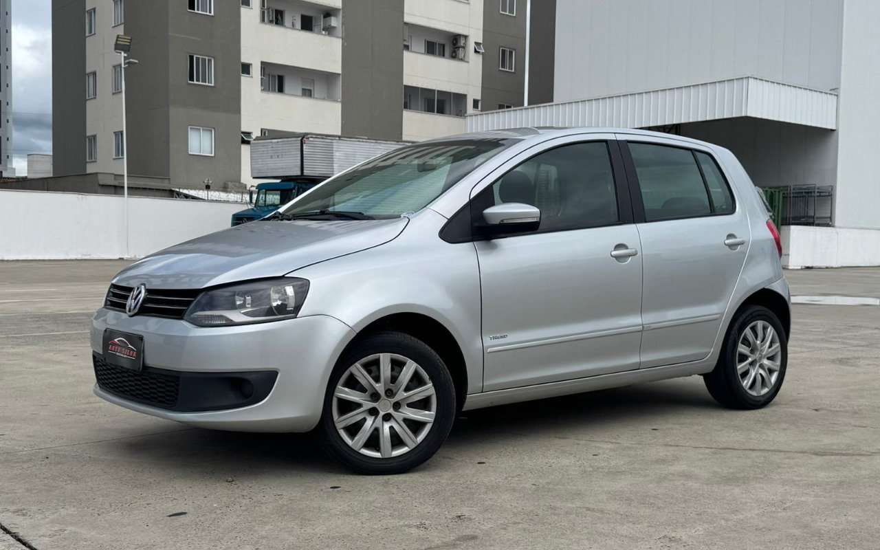 Volkswagen Fox 1.0 Mi Total Flex 8V 5p na cor Prata em Itajaí / SC - 924842