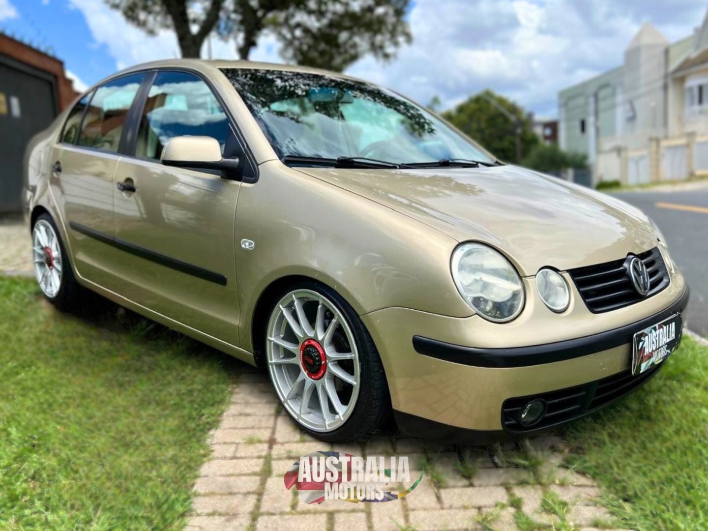 Volkswagen Polo Sedan 1.6 Mi 101cv 8V 4p na cor Bege em Curitiba / PR - 925124