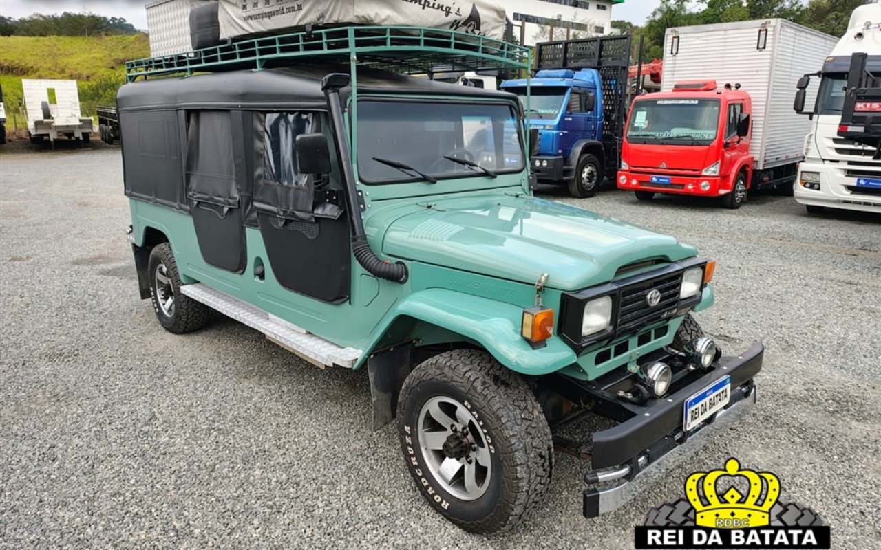 Toyota Bandeirante Jipe Capota de Lona Diesel na cor Verde em Blumenau / SC - 925155