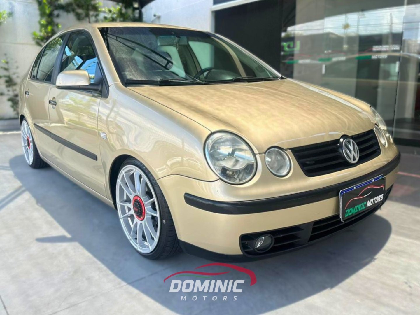 Volkswagen Polo Sedan 1.6 Mi 101cv 8V 4p na cor Bege em Curitiba / PR - 925482