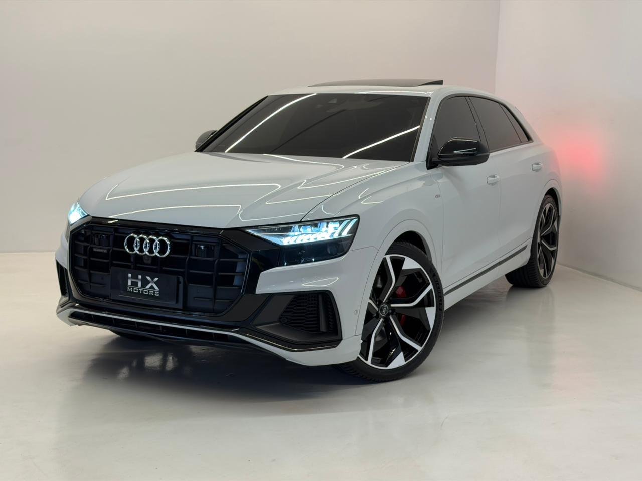 Audi Q8 Perf.Black 3.0 TFSI Quat. S-tr/(Híb.) na cor Branco em São José / SC - 925653