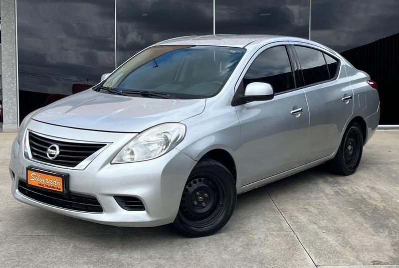 Nissan VERSA SL 1.6 16V FlexStart 4p Mec. na cor Prata em São José dos Pinhais / PR - 930008