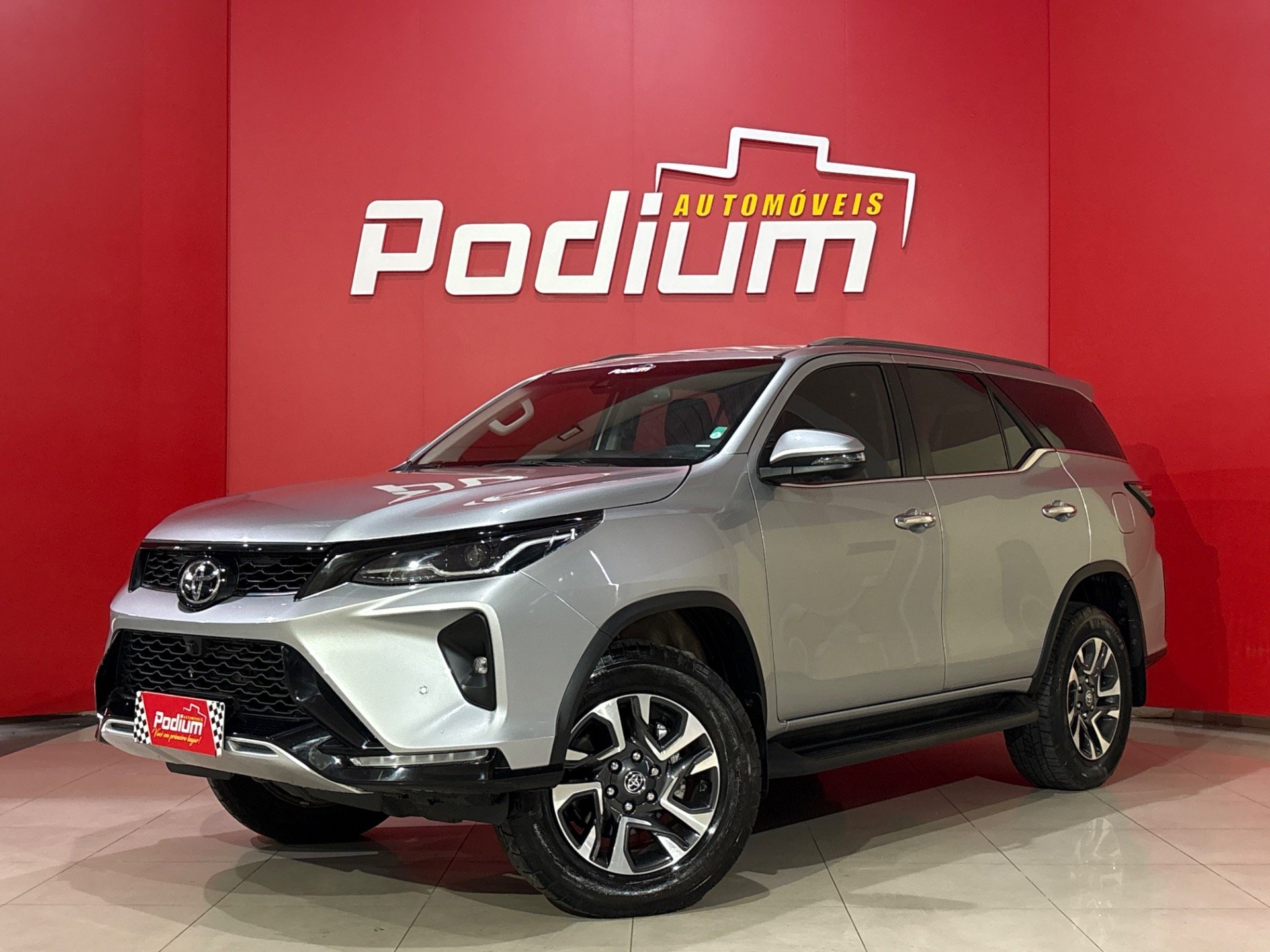 Toyota Hilux SW4 SRX Plat. 4x4 2.8 TB Die. Aut. na cor Prata em Ponta Grossa / PR - 933689