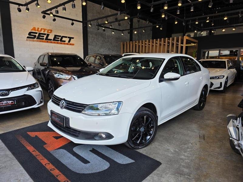Volkswagen Jetta Comfortline 2.0 T.Flex 8V 4p Tipt. na cor Branco em Londrina / PR - 934320