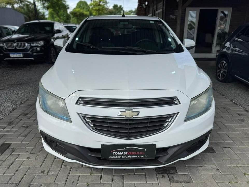 Chevrolet Onix HATCH LT 1.4 8V FlexPower 5p Mec. na cor Branco em Joinville / SC - 934824