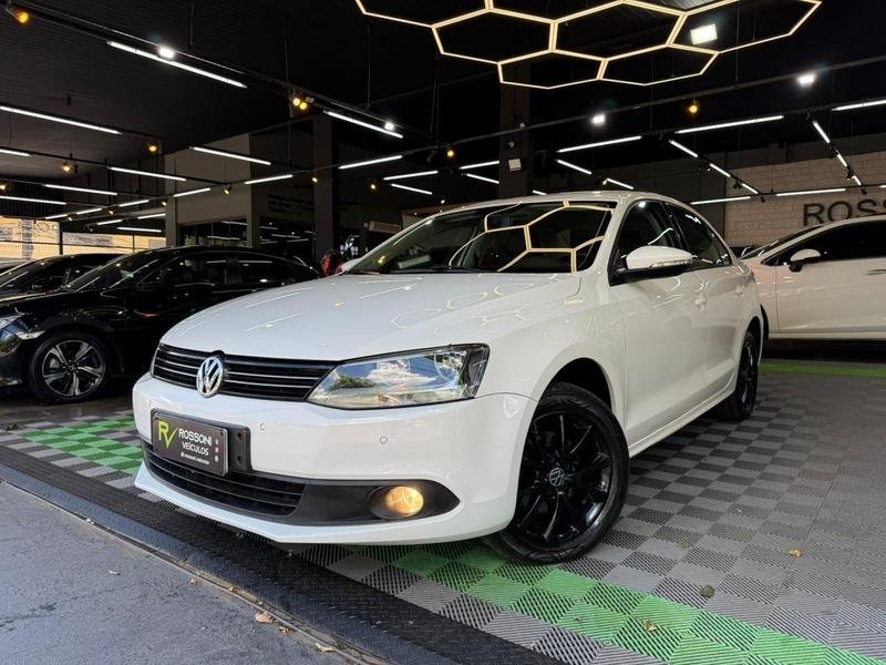 Volkswagen Jetta Comfortline 2.0 T.Flex 8V 4p Mec. na cor Branco em Londrina / PR - 935131