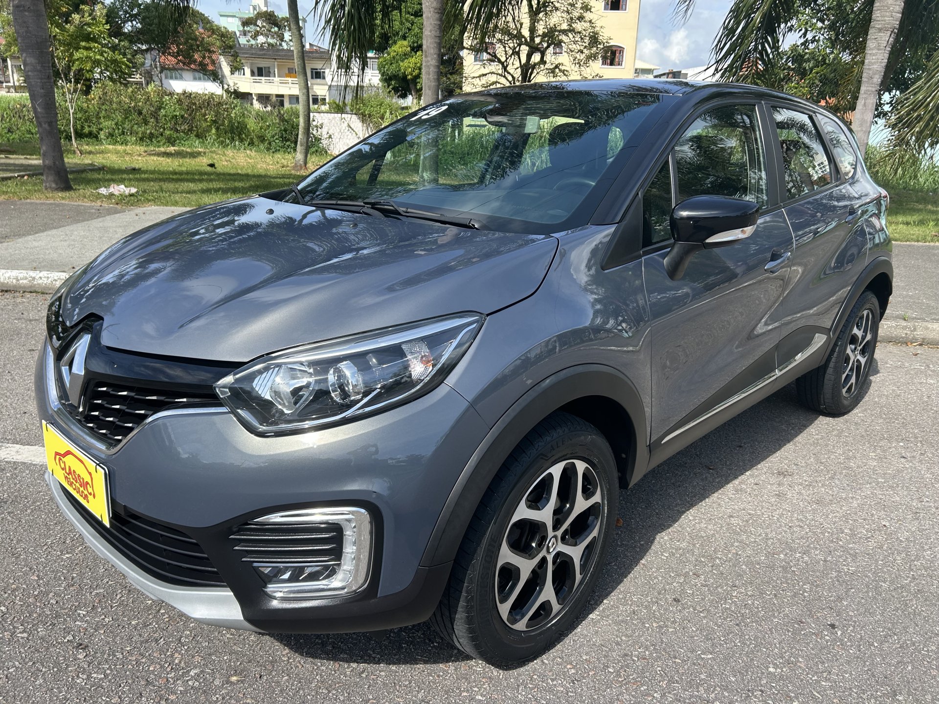 Renault Captur Intense 1.6 16V Flex 5p Aut. na cor Cinza em Florianópolis / SC - 936757