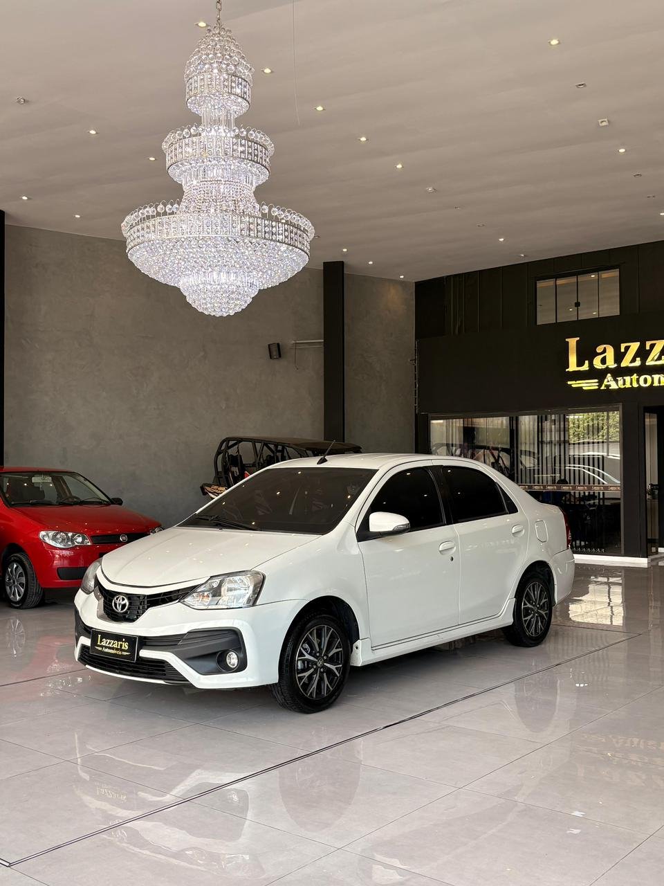 Toyota Etios PLATINUM Sed. 1.5 Flex 16V 4p Mec. na cor Branco em Joinville / SC - 937284