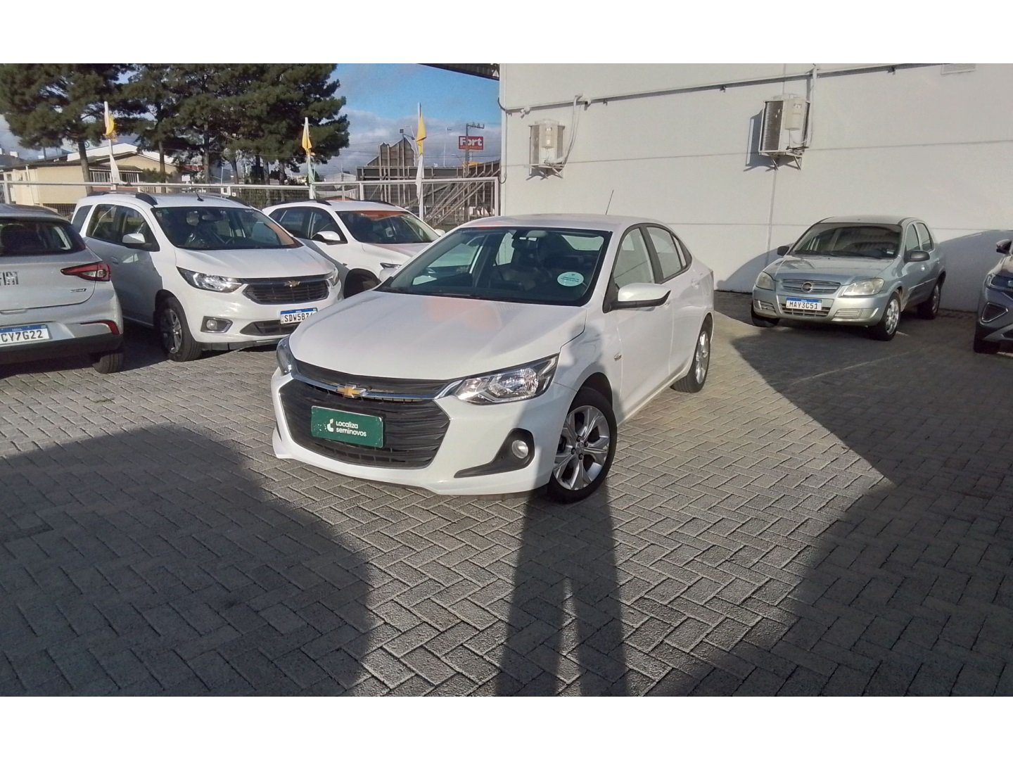 Chevrolet Onix HATCH PREM. 1.0 12V TB Flex 5p Aut. na cor Branco em Lages / SC - 938955