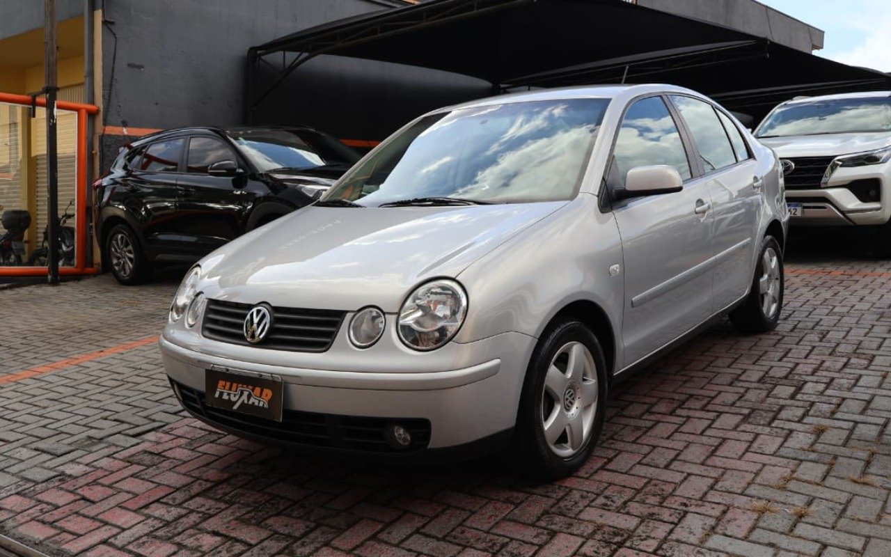 Volkswagen Polo Sedan Evidence 1.6 Mi T.Flex 8v 4p na cor Prata em Curitiba / PR - 939131