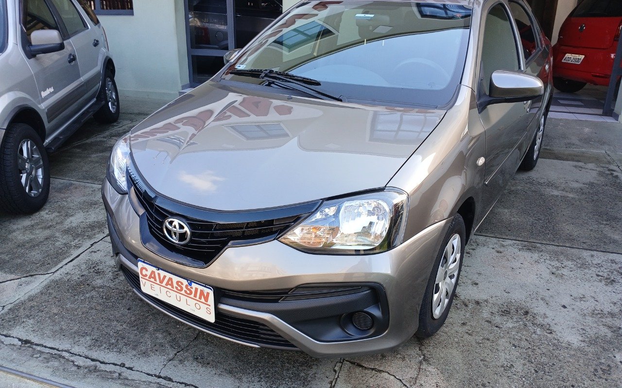 Toyota Etios X Plus 1.5 Flex 16V 5p Mec. na cor Cinza em Curitiba / PR - 943494