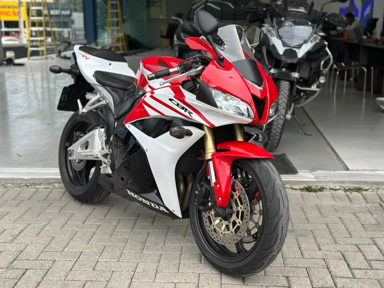 Honda CBR 600 RR  na cor Vermelho em Curitiba / PR - 943713