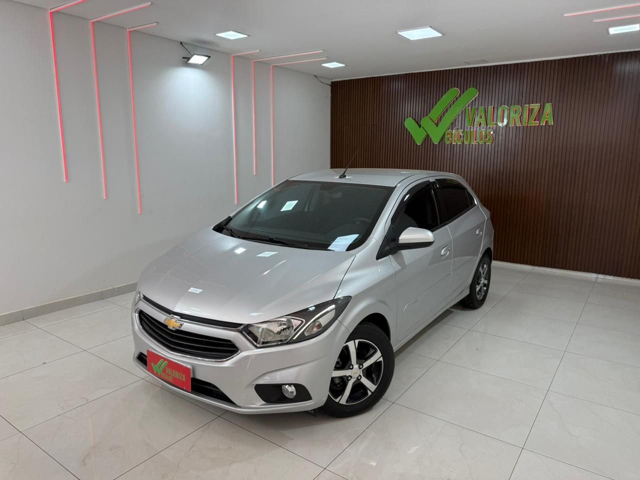 Chevrolet Onix HATCH LTZ 1.4 8V FlexPower 5p Mec. na cor Prata em Londrina / PR - 944176